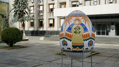 Напередодні Великодня в Ужгороді встановили 12 писанок Напередодні Великодня в Ужгороді встановили 12 писанок