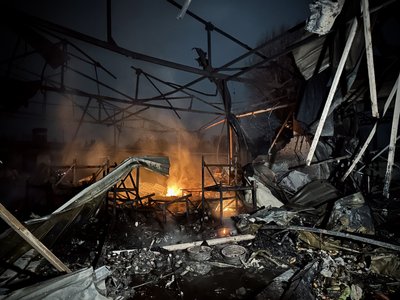 По Чугуєву вночі завдали 17 ударів дронами: сталася пожежа По Чугуєву вночі завдали 17 ударів дронами: сталася пожежа