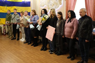 Рідним загиблих захисників передали державні відзнаки Рідним загиблих захисників передали державні відзнаки