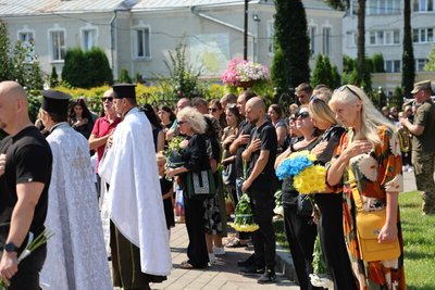 У Луцьку попрощалися з 39-річним стрільцем-снайпером Олександром Лебедевичем У Луцьку попрощалися з 39-річним стрільцем-снайпером Олександром Лебедевичем