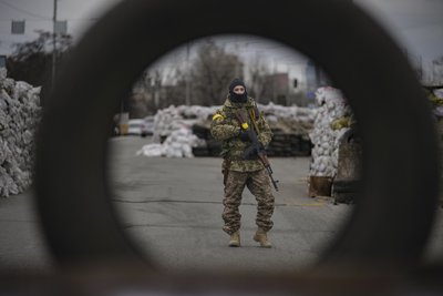 Український військовий на одному з блокпостів Києва, 7 березня 2022 Український військовий на одному з блокпостів Києва, 7 березня 2022