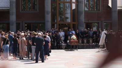 Героя України та аграрія з Чернігівщини Леоніда Яковишина поховали у мавзолеї, який він сам собі збудував при житті Героя України та аграрія з Чернігівщини Леоніда Яковишина поховали у мавзолеї, який він сам собі збудував при житті