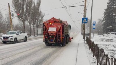 Розчищають дороги: на Донеччині комунальники прибирають автошляхи через сніг та ожеледь Розчищають дороги: на Донеччині комунальники прибирають автошляхи через сніг та ожеледь