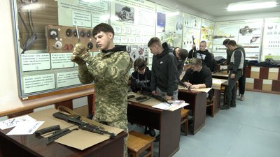 Базова загальновійськова підготовка: як навчають студентів у Рівному Базова загальновійськова підготовка: як навчають студентів у Рівному