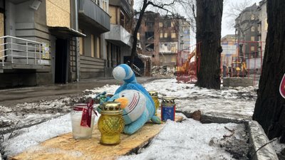 Іграшка та лампадки на місці вибухів 2 січня у Харкові Іграшка та лампадки на місці вибухів 2 січня у Харкові