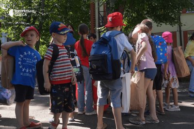 Рюкзаки, канцелярія та підручники: як в Одесі допомагають дітям із закладів соцзахисту
