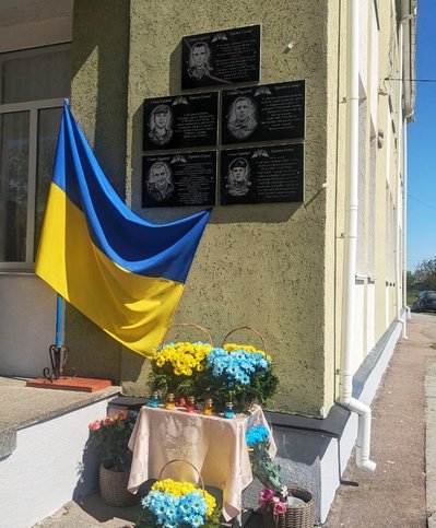 В одному із селищ Житомирщини відкрили меморіальні дошки випускникам ліцею — воїнам ЗСУ В одному із селищ Житомирщини відкрили меморіальні дошки випускникам ліцею — воїнам ЗСУ