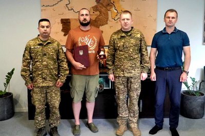 Батькові загиблого 21-річного нацгвардійця з Волині передали посмертну відзнаку сина Батькові загиблого 21-річного нацгвардійця з Волині передали посмертну відзнаку сина