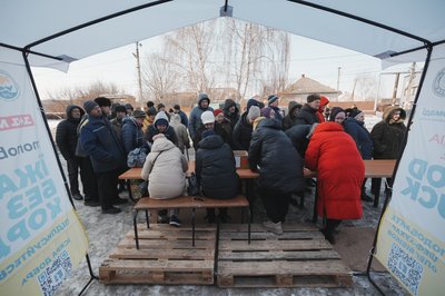 Черга за гарячими обідами у Дергачах на Харківщині у фудтрак Черга за гарячими обідами у Дергачах на Харківщині у фудтрак