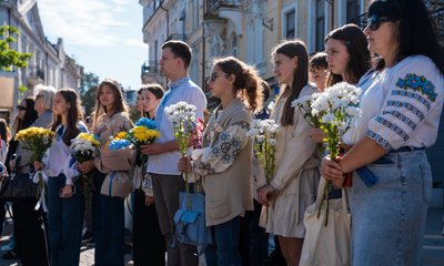 учасники, квіти, вишиванки
