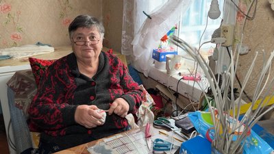 Переживши окупацію, мати режисера монтажу Суспільне Чернігів, який нині на фронті, чекає сина, заспокоюючись рукоділлям Переживши окупацію, мати режисера монтажу Суспільне Чернігів, який нині на фронті, чекає сина, заспокоюючись рукоділлям