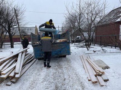 Комунальники ліквідують наслідки обстрілу Покровська Фото: Telegram/Покровська МВА Комунальники ліквідують наслідки обстрілу Покровська Фото: Telegram/Покровська МВА