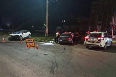 Автотроща у Житомирі: травми отримали шестеро людей, серед яких троє дітей Автотроща у Житомирі: травми отримали шестеро людей, серед яких троє дітей