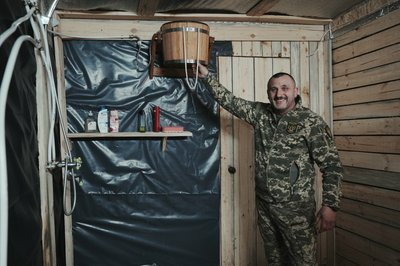Військовслужбовець "Дорсай" у лазні, облаштованій для військових Військовслужбовець "Дорсай" у лазні, облаштованій для військових