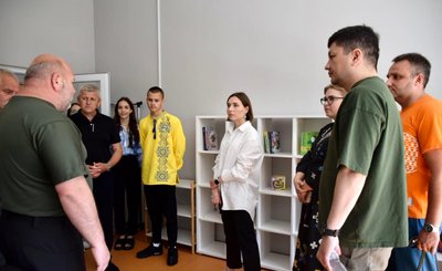 Очільник Миколаївської ОВА Віталій Кім, представники громади та благодійного фонду на відкритті освітнього центру Очільник Миколаївської ОВА Віталій Кім, представники громади та благодійного фонду на відкритті освітнього центру