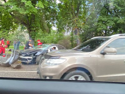 У Черкасах сталася аварія: на місці працюють медики та патрульні У Черкасах сталася аварія: на місці працюють медики та патрульні