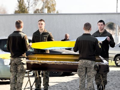 У Мукачеві попрощалися з полеглим захисником Валентином Улинцем У Мукачеві попрощалися з полеглим захисником Валентином Улинцем