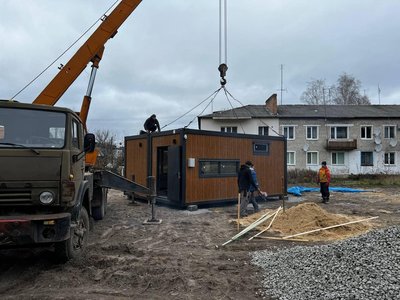 На Рівненщині почали монтаж модульного містечка для переселенців. Яким воно буде На Рівненщині почали монтаж модульного містечка для переселенців. Яким воно буде