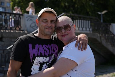 «Підійти і обійняти — це дуже велика емоційна підтримка». Онкохвора дніпрянка влаштувала експеримент на Набережній «Підійти і обійняти — це дуже велика емоційна підтримка». Онкохвора дніпрянка влаштувала експеримент на Набережній