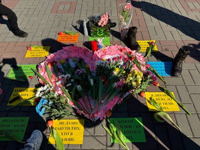 Серце із квітів на площі: у Черкасах відбулася акція на честь безвісти зниклих та полонених Серце із квітів на площі: у Черкасах відбулася акція на честь безвісти зниклих та полонених
