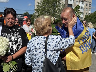 На Вінниччині зустріли звільненого з полону оборонця Петра Кривенького На Вінниччині зустріли звільненого з полону оборонця Петра Кривенького