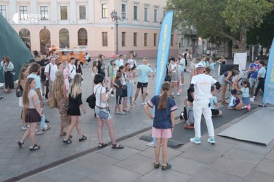 В Одесі учасники всеукраїнського руху "#догоридригом" ставали на голову біля Дюка В Одесі учасники всеукраїнського руху "#догоридригом" ставали на голову біля Дюка