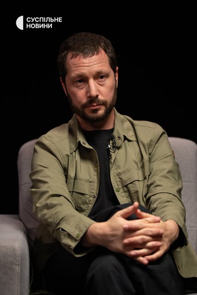 Режисер документальних фільмів "2000 метрів до Андріївки" та "20 днів у Маріуполі" Мстислав Чернов на проєкті "Ремовська інтервʼю" на Суспільному, Київ, 28 серпня 2025 року Режисер документальних фільмів "2000 метрів до Андріївки" та "20 днів у Маріуполі" Мстислав Чернов на проєкті "Ремовська інтервʼю" на Суспільному, Київ, 28 серпня 2025 року