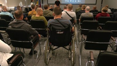 За кермо — без ніг: на Хмельниччині безкоштовно навчають керувати автівками людей з ампутаціями За кермо — без ніг: на Хмельниччині безкоштовно навчають керувати автівками людей з ампутаціями