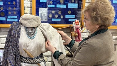 Сорочка вишита конопляними нитками у колекції вишитих українських сорочок та строїв переселенки з Бахмута Світлани Кравченко Дніпропетровська область 14 листопада 2025 рік Сорочка вишита конопляними нитками у колекції вишитих українських сорочок та строїв переселенки з Бахмута Світлани Кравченко Дніпропетровська область 14 листопада 2025 рік