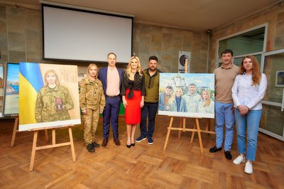 Картини з прикордонницею Людмилою Кравчук із Луцька представлять на виставці в Україні й за кордоном Картини з прикордонницею Людмилою Кравчук із Луцька представлять на виставці в Україні й за кордоном