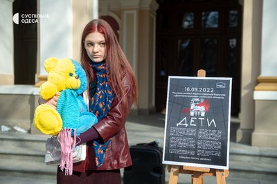 В Одесі вшанували пам’ять загиблих під час бомбардування Драмтеатру в Маріуполі В Одесі вшанували пам’ять загиблих під час бомбардування Драмтеатру в Маріуполі
