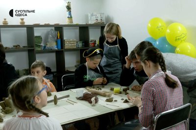 В Одесі для дітей з інвалідністю відкрили гончарну майстерню В Одесі для дітей з інвалідністю відкрили гончарну майстерню