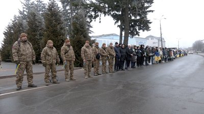 Коридор слави та ланцюг єдності: на Вінниччині зустріли загиблого оборонця Юрія Гундрова Коридор слави та ланцюг єдності: на Вінниччині зустріли загиблого оборонця Юрія Гундрова