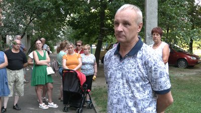 Житель мікрорайону ЗАЗ у Чернігові Петро Зубашевський із сусідами розповідають, що у них, коли є світло — немає води, коли є вода — немає світла: що робити з такою проблемою Житель мікрорайону ЗАЗ у Чернігові Петро Зубашевський із сусідами розповідають, що у них, коли є світло — немає води, коли є вода — немає світла: що робити з такою проблемою