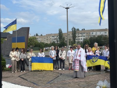 Люди під час хвилини мовчання на Алеї пам'яті у Південноукраїнську Люди під час хвилини мовчання на Алеї пам'яті у Південноукраїнську
