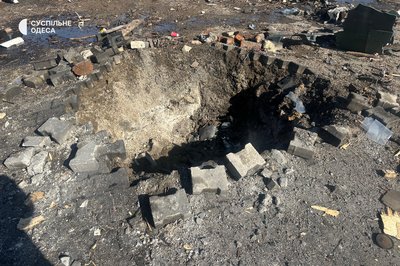 Згорілі автомобілі та зруйнований автомагазин: наслідки нічної атаки РФ на Одещину Згорілі автомобілі та зруйнований автомагазин: наслідки нічної атаки РФ на Одещину