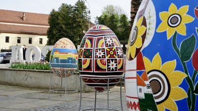 Напередодні Великодня в Ужгороді встановили 12 писанок Напередодні Великодня в Ужгороді встановили 12 писанок