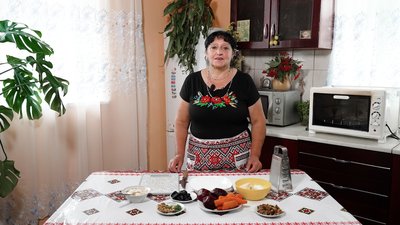 "Кулінарний спадок": рецепт осіннього салату з чорносливом і горіхами з Рівненщини "Кулінарний спадок": рецепт осіннього салату з чорносливом і горіхами з Рівненщини