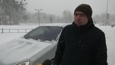 "Ще треба 32 градуси морозу": як автомобілісти та пішоходи справляються з наслідками снігопаду у Рівному "Ще треба 32 градуси морозу": як автомобілісти та пішоходи справляються з наслідками снігопаду у Рівному