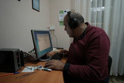 "Ми намагаємося вселити людям віру": як живуть незрячі люди у Сумах "Ми намагаємося вселити людям віру": як живуть незрячі люди у Сумах