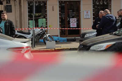 На місці вбивства активіста Дем'яна Ганула в центрі Одеси працюють слідчі та оперативники