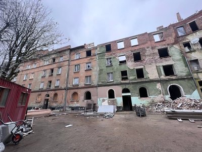 "Меблі викинули, вікон немає": у Львові відновлюють будинки на Стрийській після ракетної атаки "Меблі викинули, вікон немає": у Львові відновлюють будинки на Стрийській після ракетної атаки
