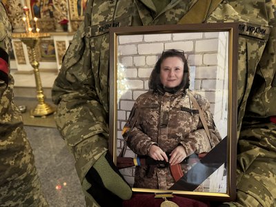 У Полтаві прощаються із військовими Оленою Калинюк та Тимофієм Слишаном У Полтаві прощаються із військовими Оленою Калинюк та Тимофієм Слишаном