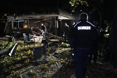 Поліцейський на місці російського удару по Новій Водолазі Поліцейський на місці російського удару по Новій Водолазі