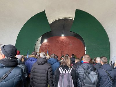Натовп знайомих, колег, друзів і родичів, які прийшли попрощатися з загиблим на війні режисером Віктором Ониськом Натовп знайомих, колег, друзів і родичів, які прийшли попрощатися з загиблим на війні режисером Віктором Ониськом