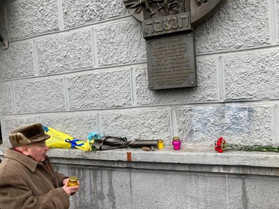 До пам'ятного знаку жертв Голокосту поклали квіти та запалені лампадки
