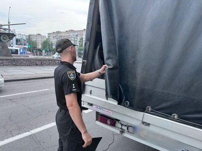 У Миколаєві вантажівка з 2,5 тоннами заморожених туш собак потрапила в ДТП У Миколаєві вантажівка з 2,5 тоннами заморожених туш собак потрапила в ДТП