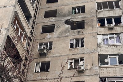 У Харкові російський БпЛА влучив у багатоповерхівку – постраждали пʼять людей У Харкові російський БпЛА влучив у багатоповерхівку – постраждали пʼять людей