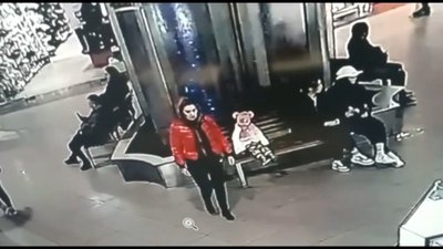 Бабуся лишила дівчинку в торговельному центрі саму Бабуся лишила дівчинку в торговельному центрі саму