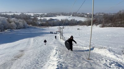 Відпочивальники на зимових забавках Відпочивальники на зимових забавках